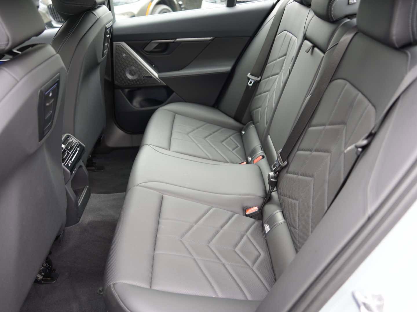 Used 2025 BMW i5 eDrive40i w/ M Sport Package image 10