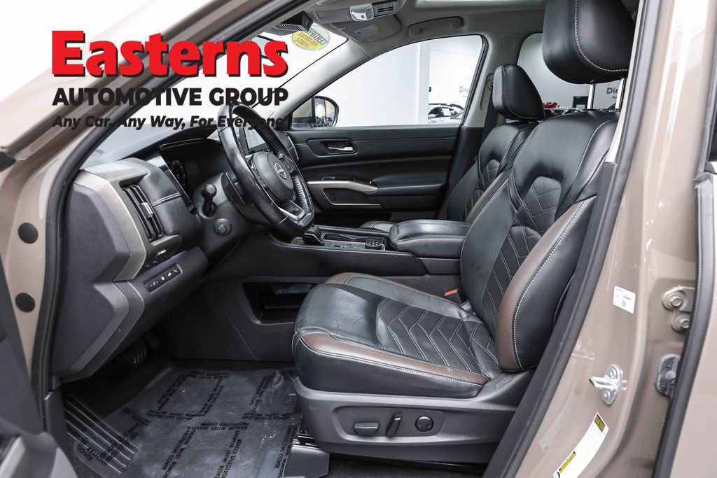 Used 2023 Nissan Pathfinder Platinum w/ Cargo Package AWD/4WD image 14