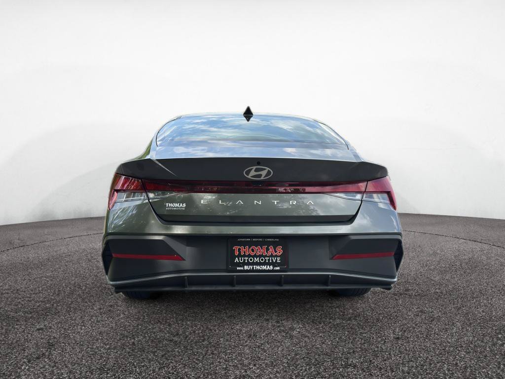 Certified 2026 Hyundai Elantra SE w/ Cargo Package FWD image 6