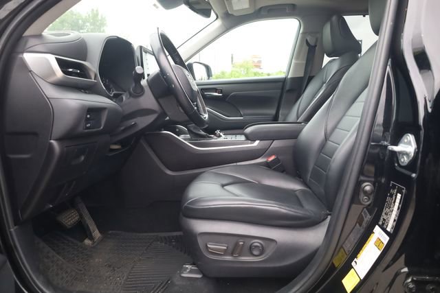 Used 2021 Toyota Highlander XLE AWD/4WD image 14