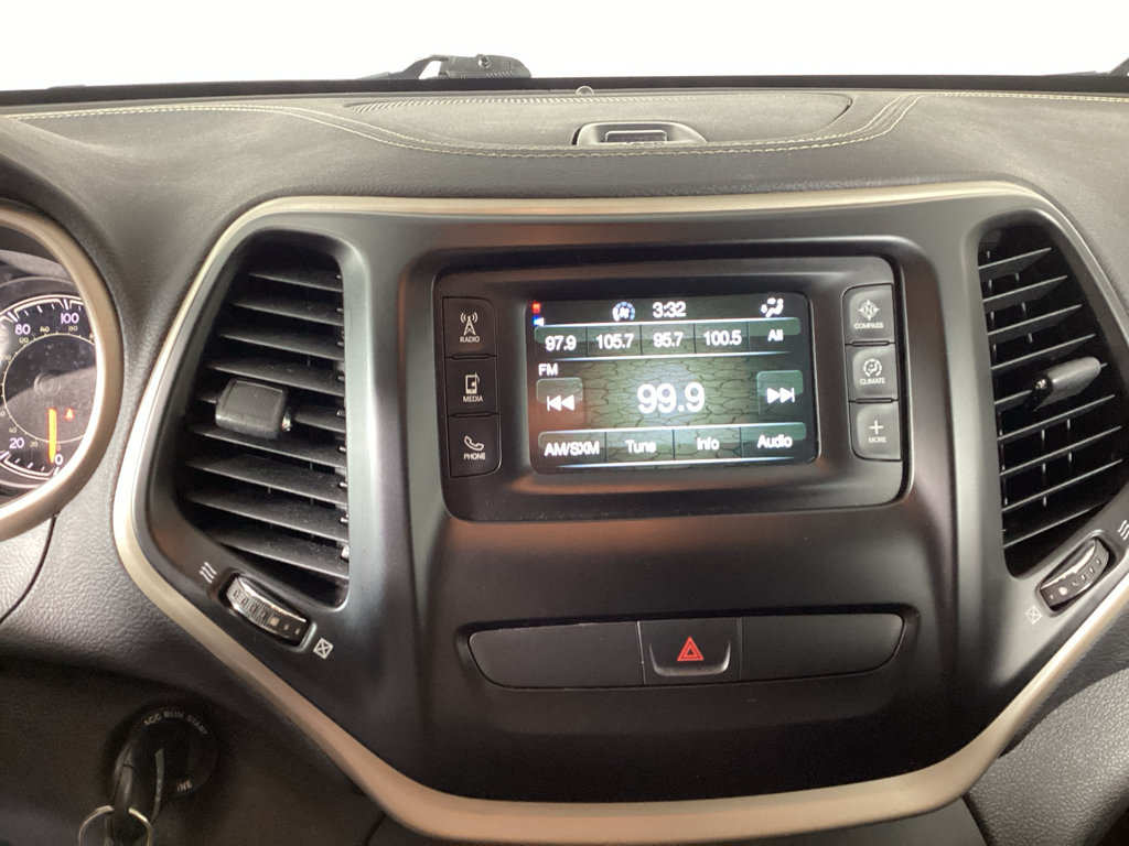 Used 2017 Jeep Cherokee Latitude AWD/4WD image 26