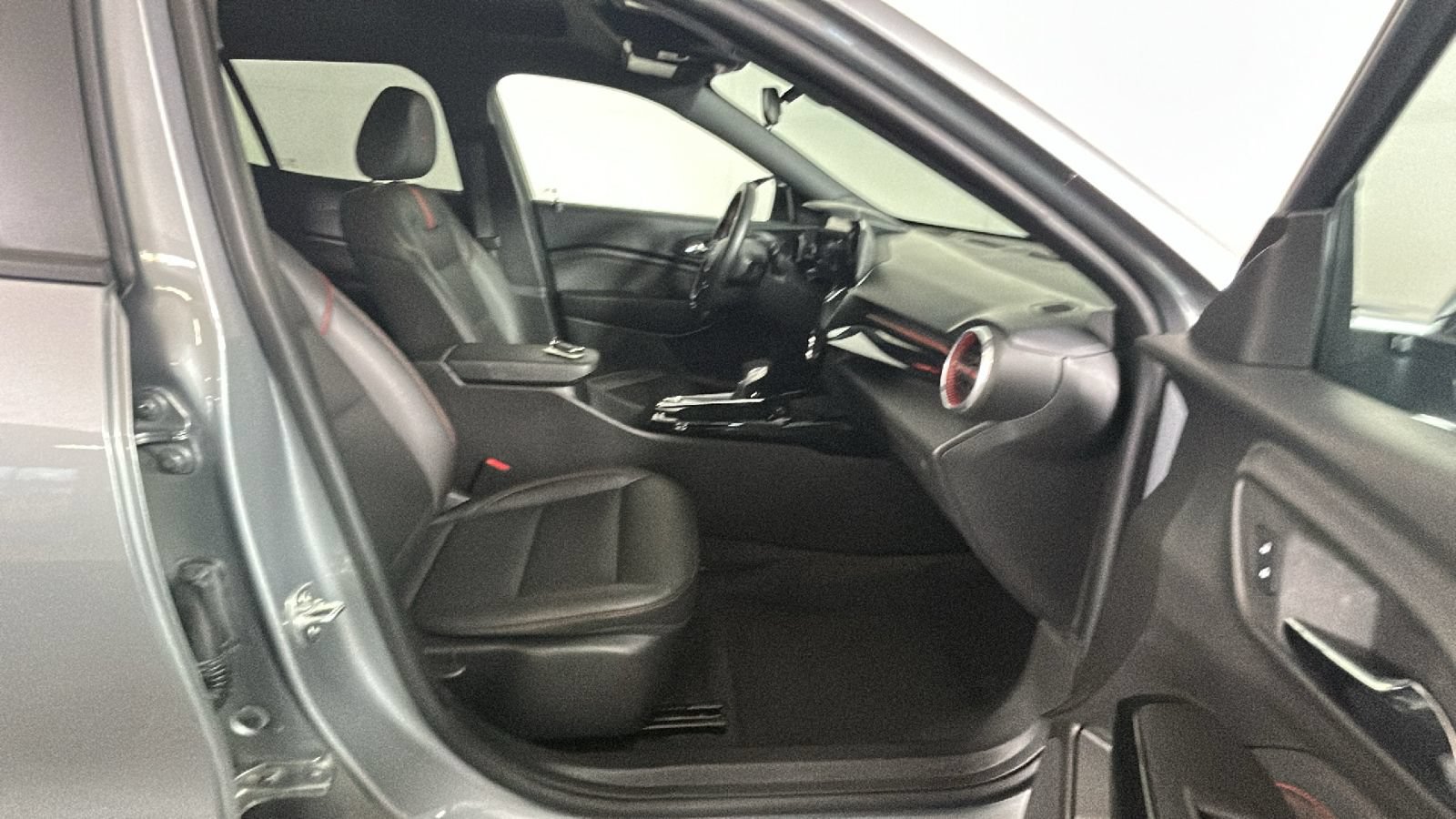 Used 2024 Chevrolet Trax RS w/ Sunroof Package FWD image 33