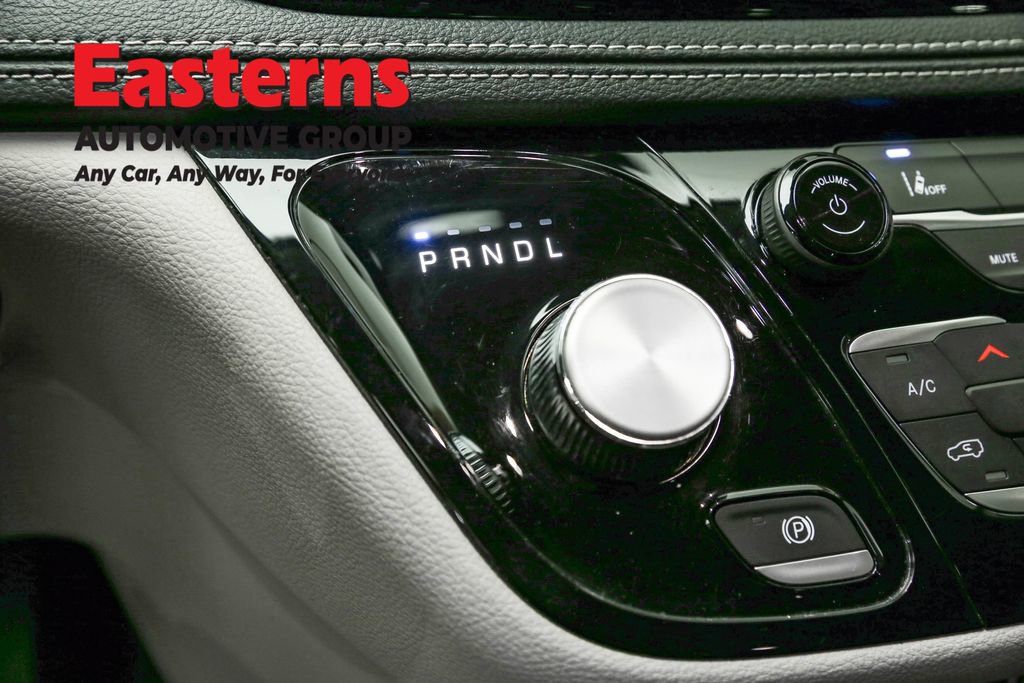 Used 2023 Chrysler Pacifica Touring-L image 13