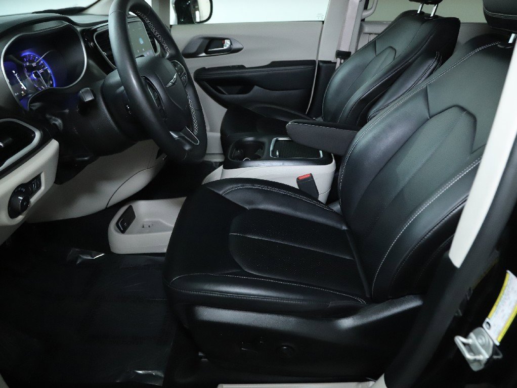 Used 2024 Chrysler Pacifica Touring-L image 18