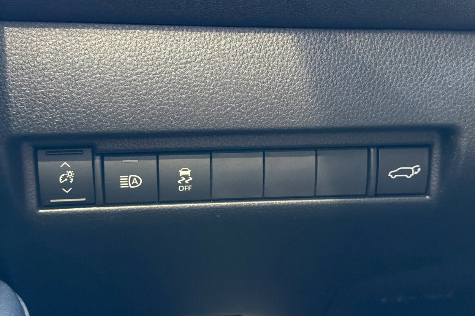 Used 2023 Toyota Venza LE AWD/4WD image 35