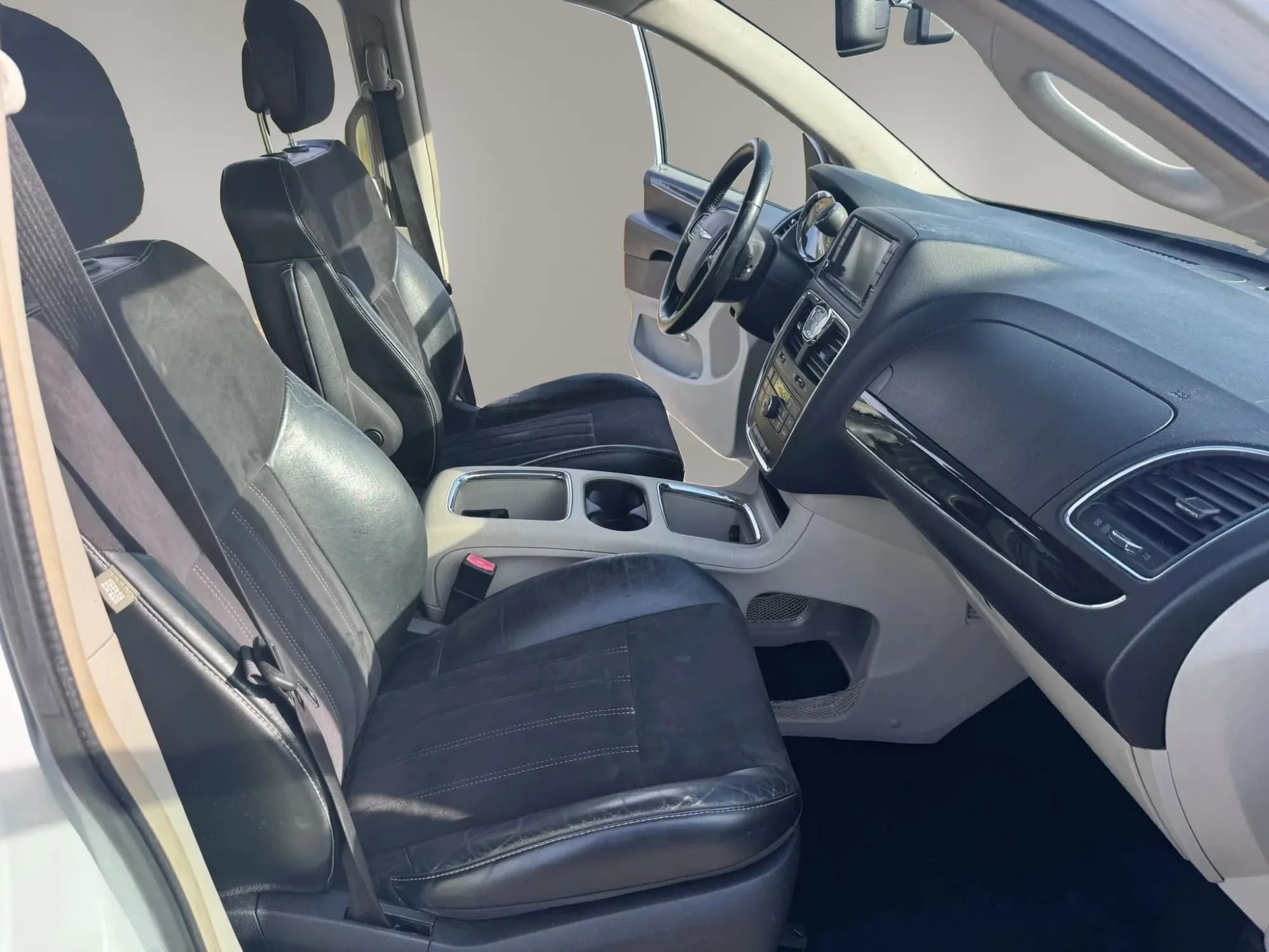 Used 2015 Chrysler Town & Country Limited FWD image 11