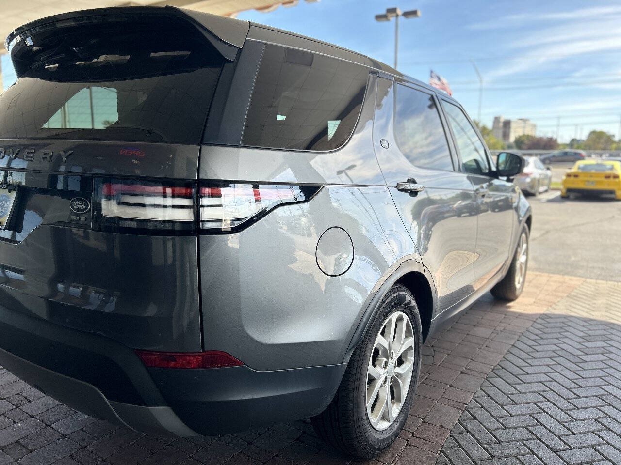 Used 2018 Land Rover Discovery SE AWD/4WD image 11