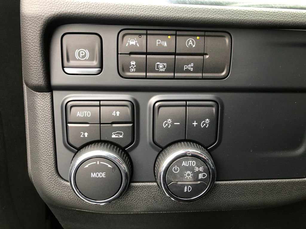 Used 2025 Chevrolet Suburban Premier image 25