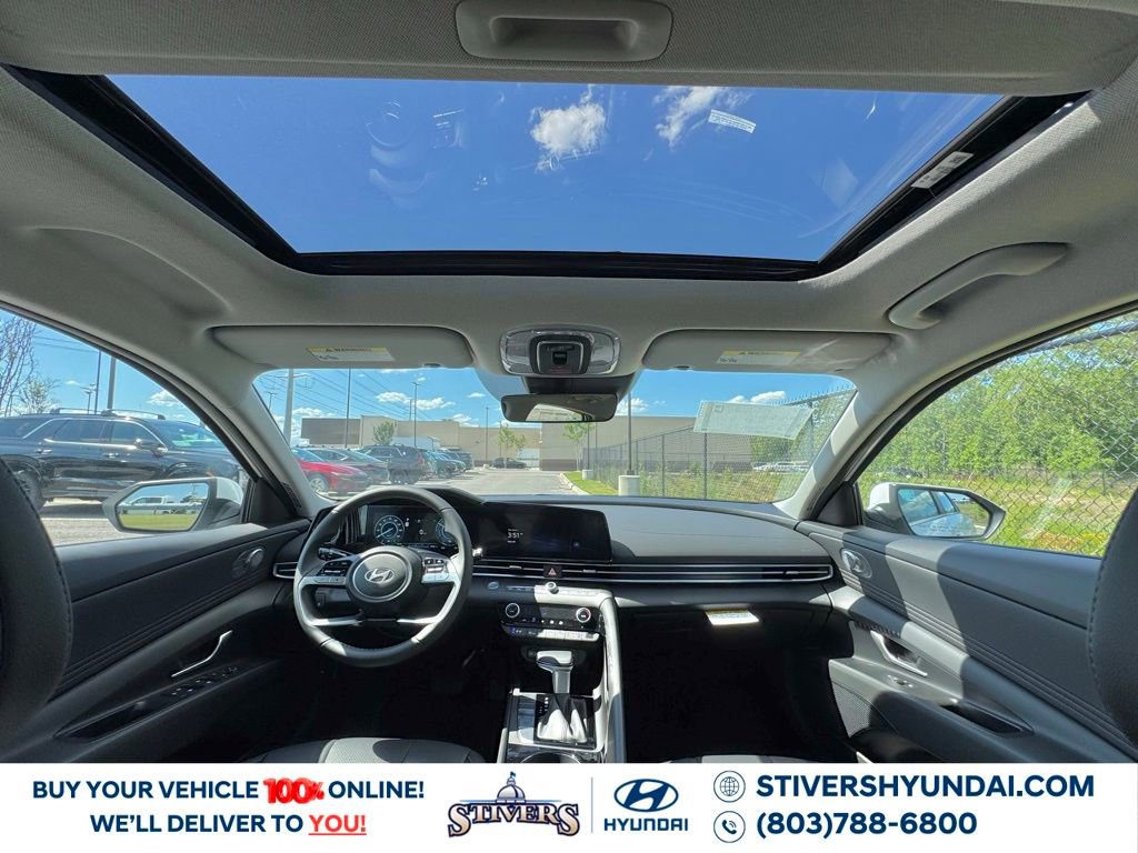 Certified 2025 Hyundai Elantra Limited image 3