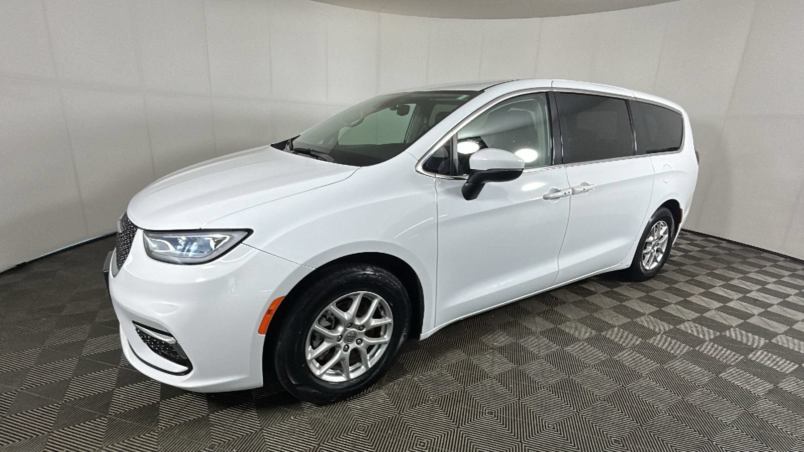 Used 2023 Chrysler Pacifica Touring-L FWD image 7