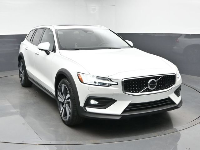 New 2026 Volvo V60 B5 Cross Country Plus w/ Climate Package AWD/4WD image 2