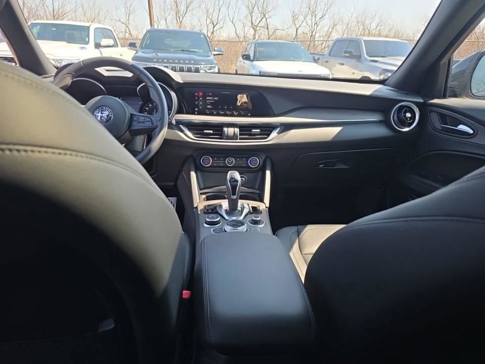 Used 2023 Alfa Romeo Stelvio Ti AWD/4WD image 4