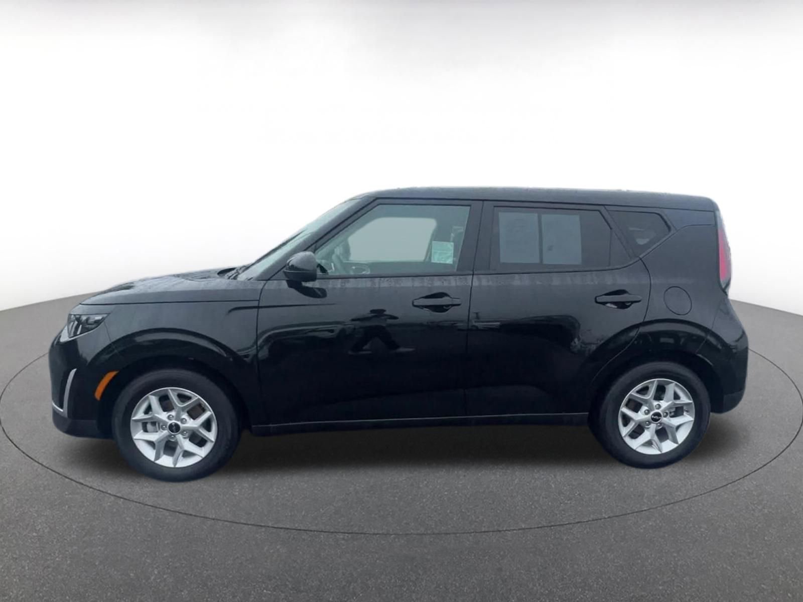 Used 2025 Kia Soul LX w/ LX Technology Package FWD image 9