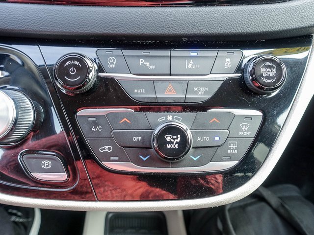 Used 2023 Chrysler Pacifica Touring-L image 29