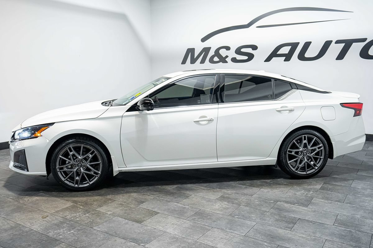 Used 2023 Nissan Altima 2.0 SR FWD image 3
