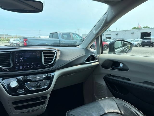 Used 2019 Chrysler Pacifica Limited FWD image 24