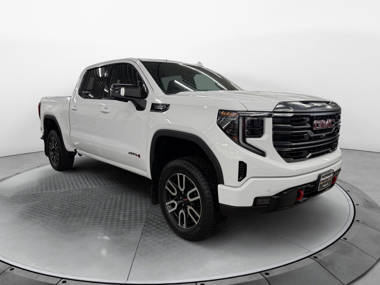 Used 2024 GMC Sierra 1500 AT4 w/ Technology Package AWD/4WD image 4