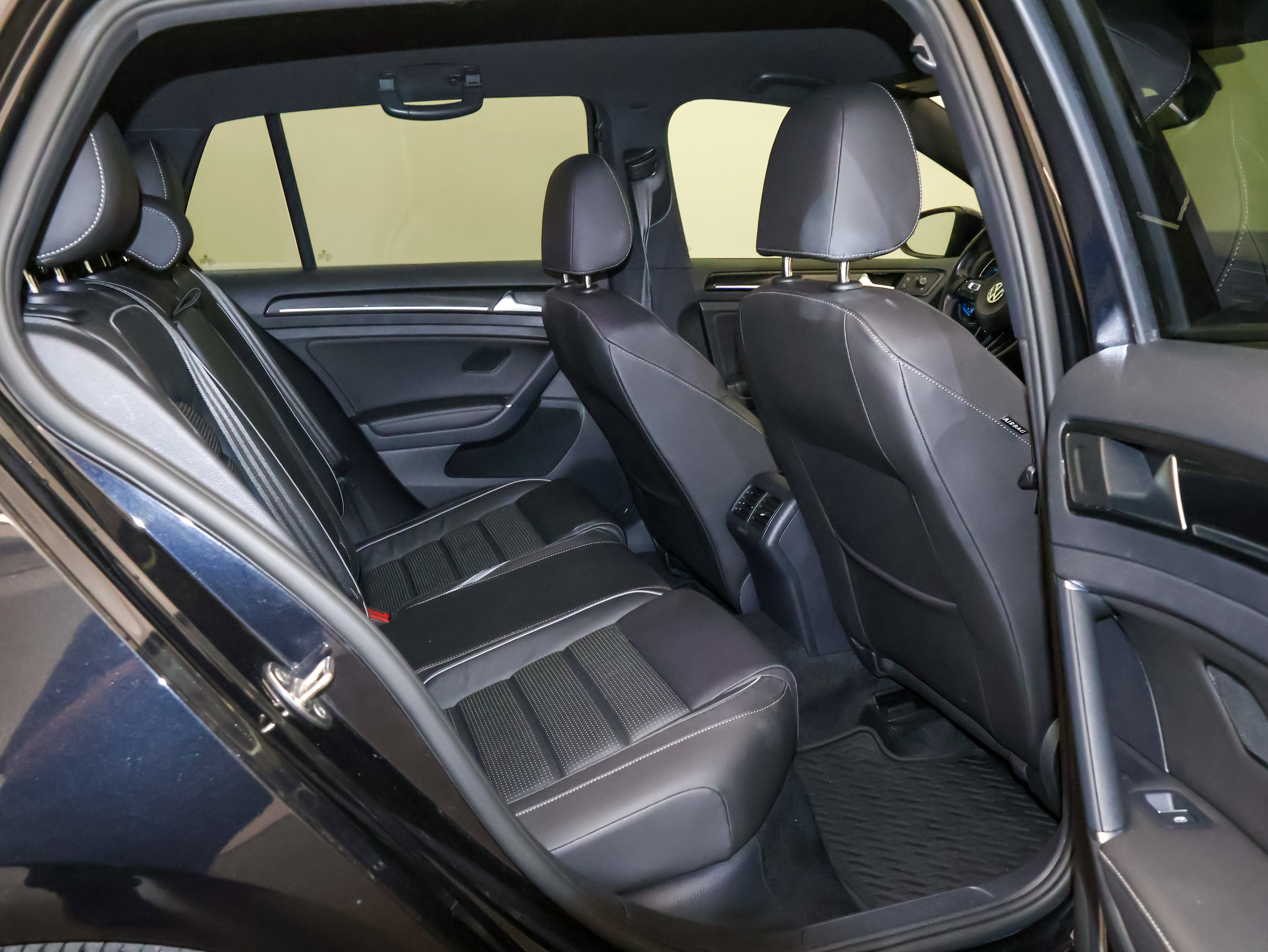 Used 2019 Volkswagen Golf R 4-Door image 50