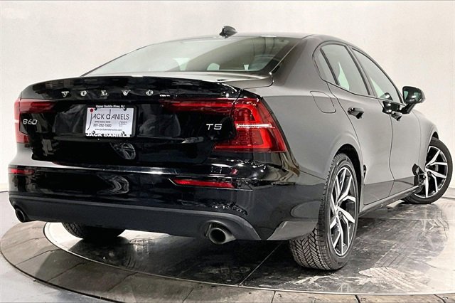 Used 2019 Volvo S60 T5 Momentum w/ Premium Package image 2