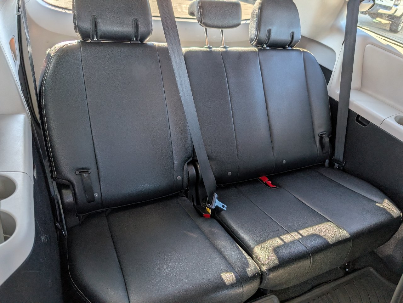 Used 2020 Toyota Sienna SE w/ Nightshade Edition FWD image 6