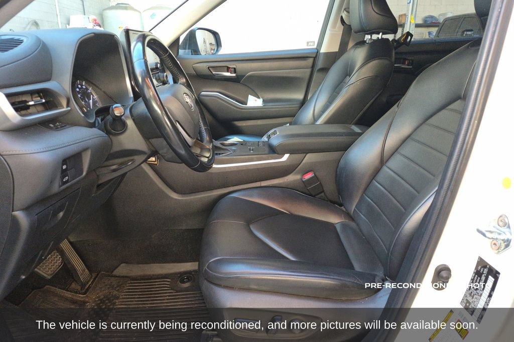 Used 2022 Toyota Highlander XLE FWD image 11