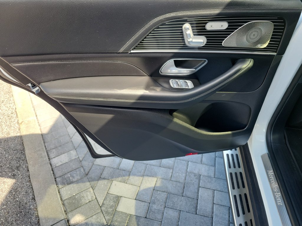 Used 2025 Mercedes-Benz GLS 580 4MATIC image 23
