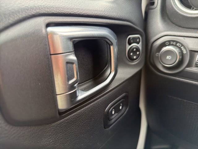 Used 2018 Jeep Wrangler Unlimited Sahara AWD/4WD image 21