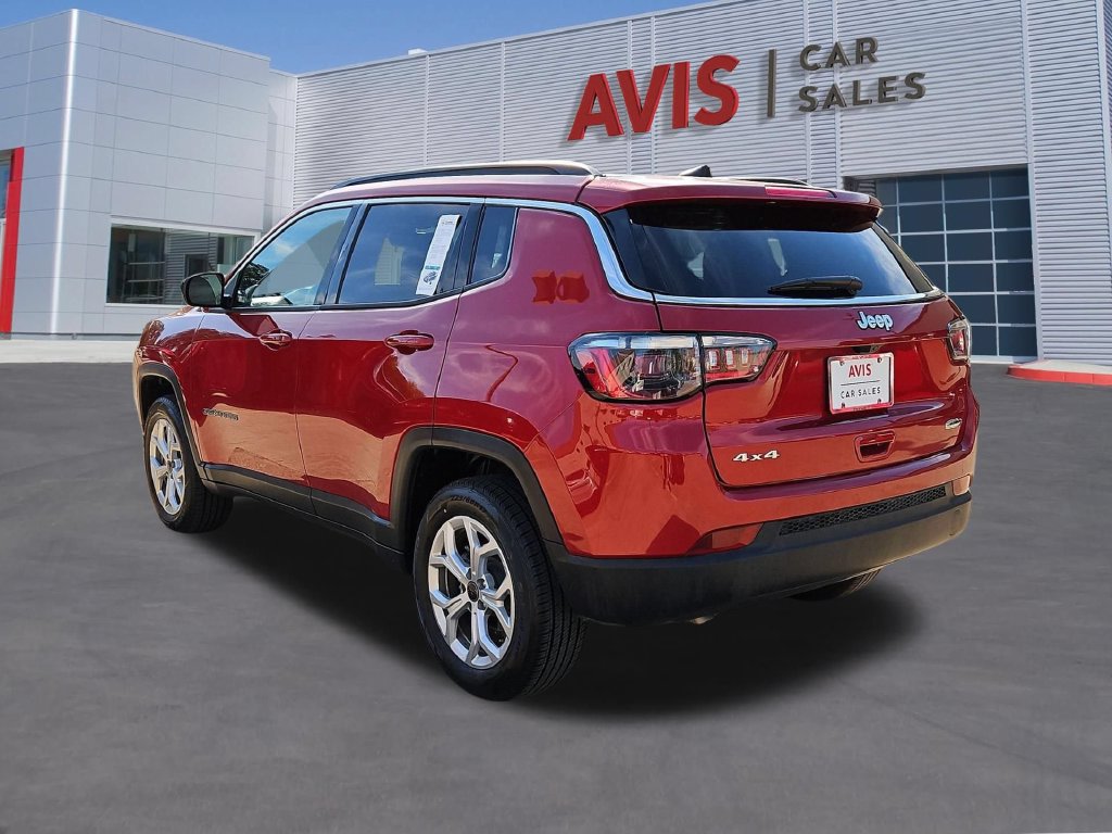 Used 2025 Jeep Compass Latitude w/ Sun & Sound Group AWD/4WD image 9