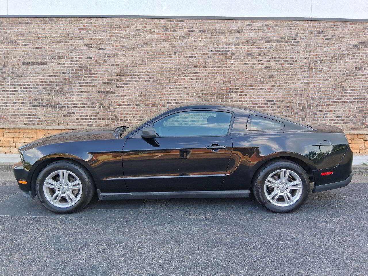 Used 2010 Ford Mustang Coupe RWD image 2