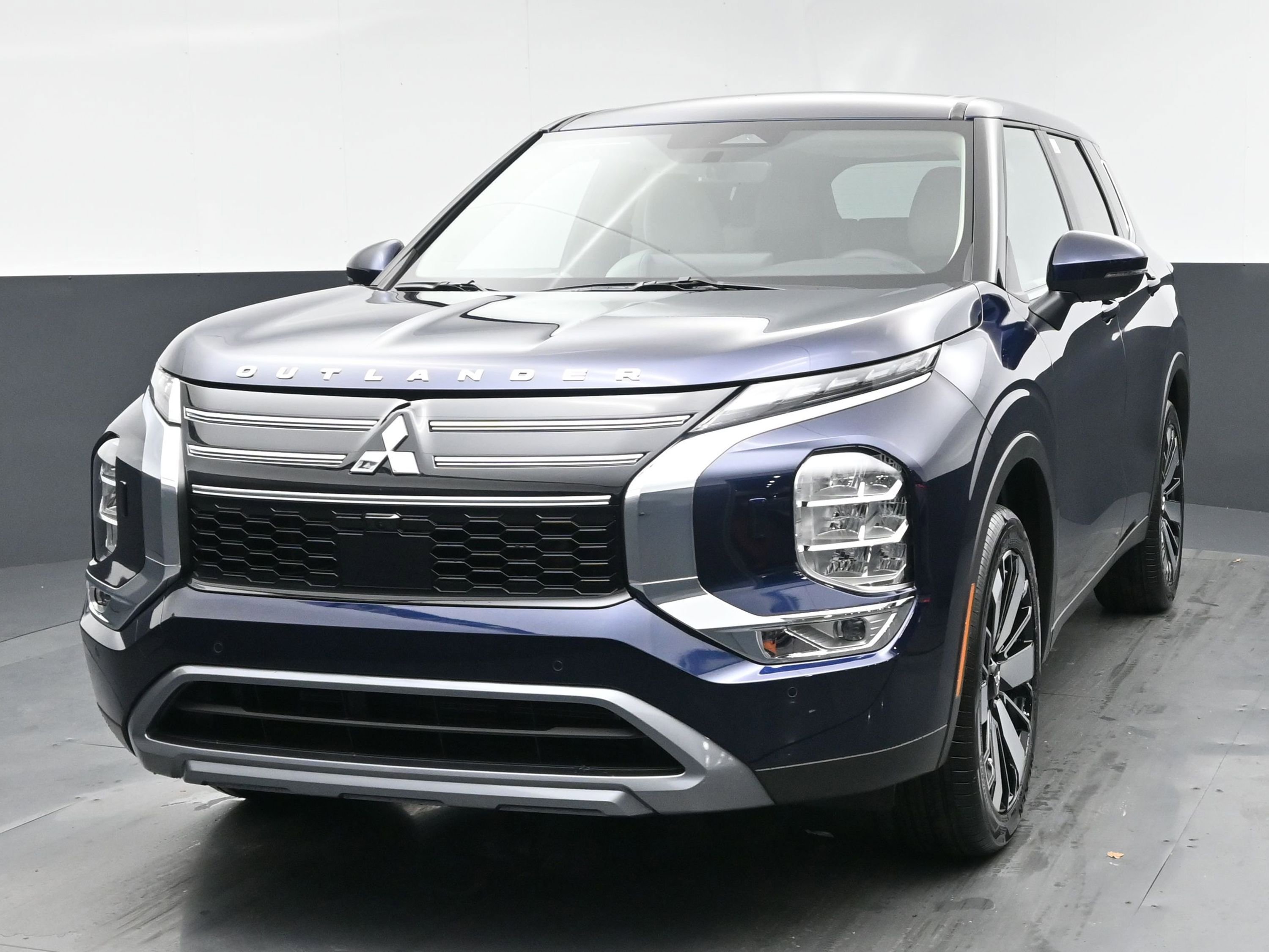 New 2025 Mitsubishi Outlander SE image 1