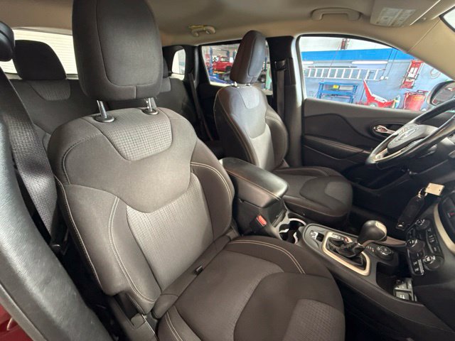 Used 2015 Jeep Cherokee Latitude w/ Cold Weather Group AWD/4WD image 32