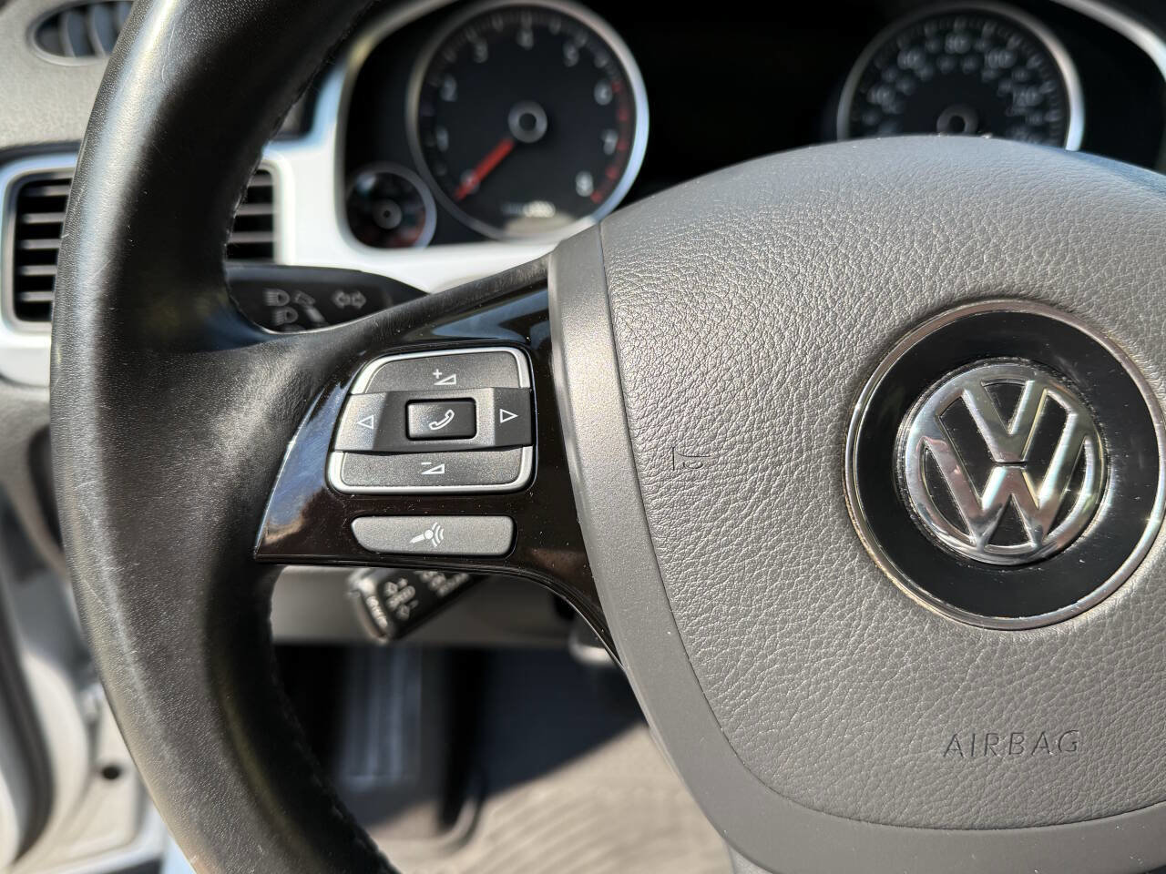 Used 2012 Volkswagen Touareg Sport image 31