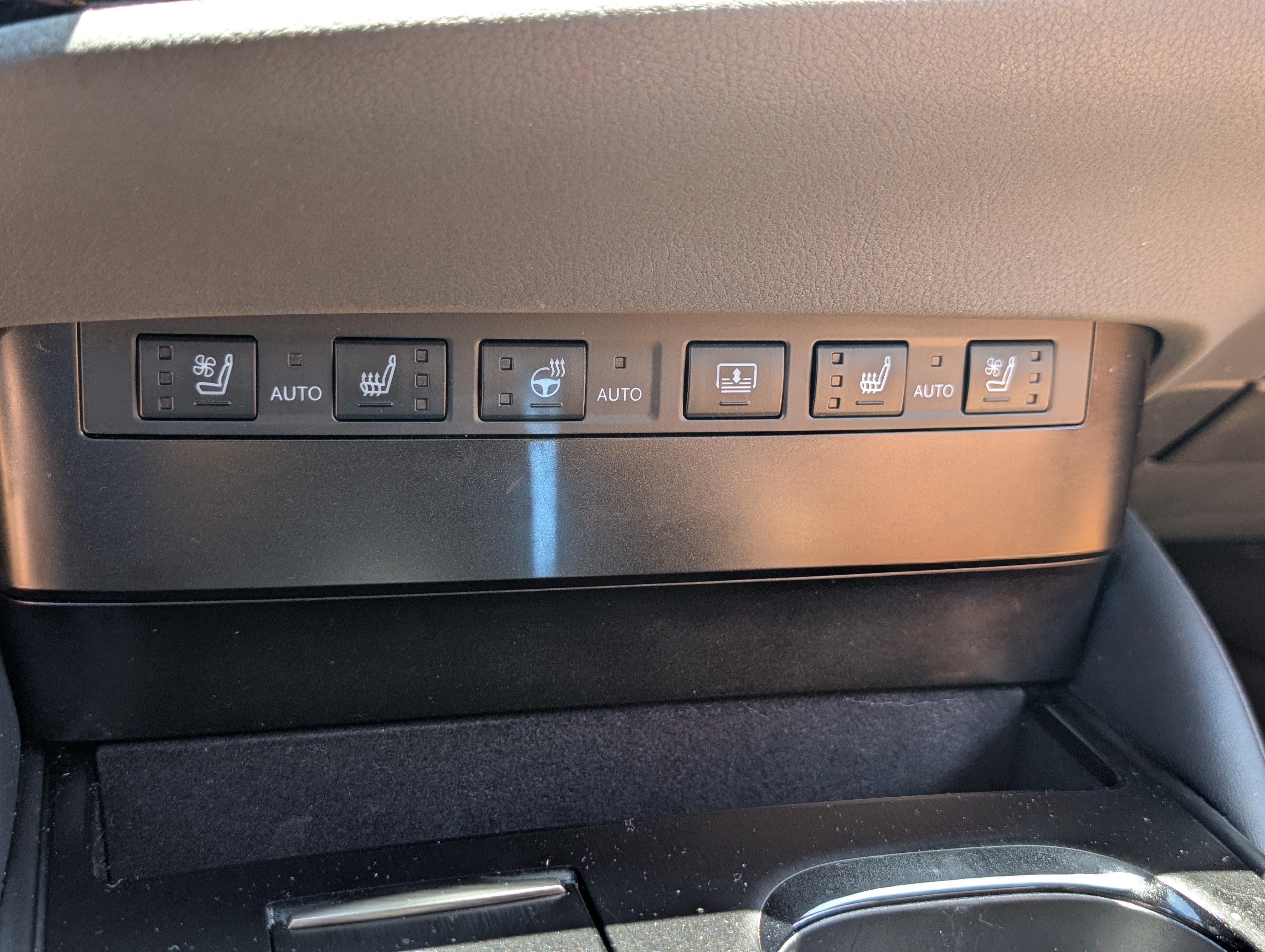 Used 2024 Lexus ES 300h Ultra Luxury w/ Accessory Package (Z2) FWD image 28