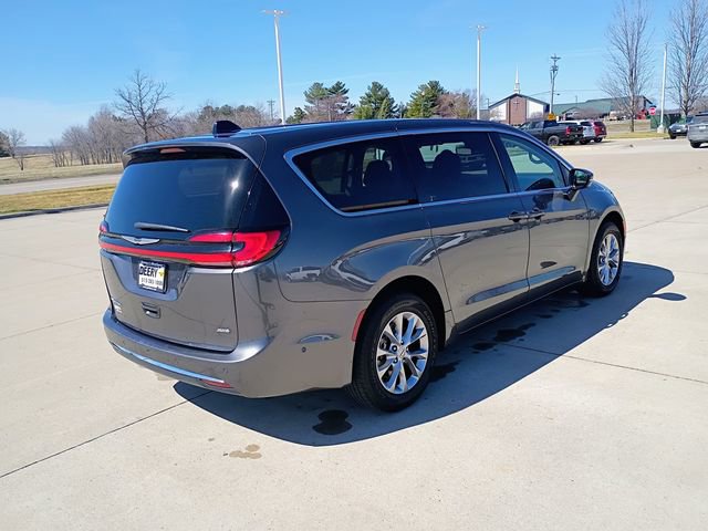 Used 2023 Chrysler Pacifica Touring-L image 13