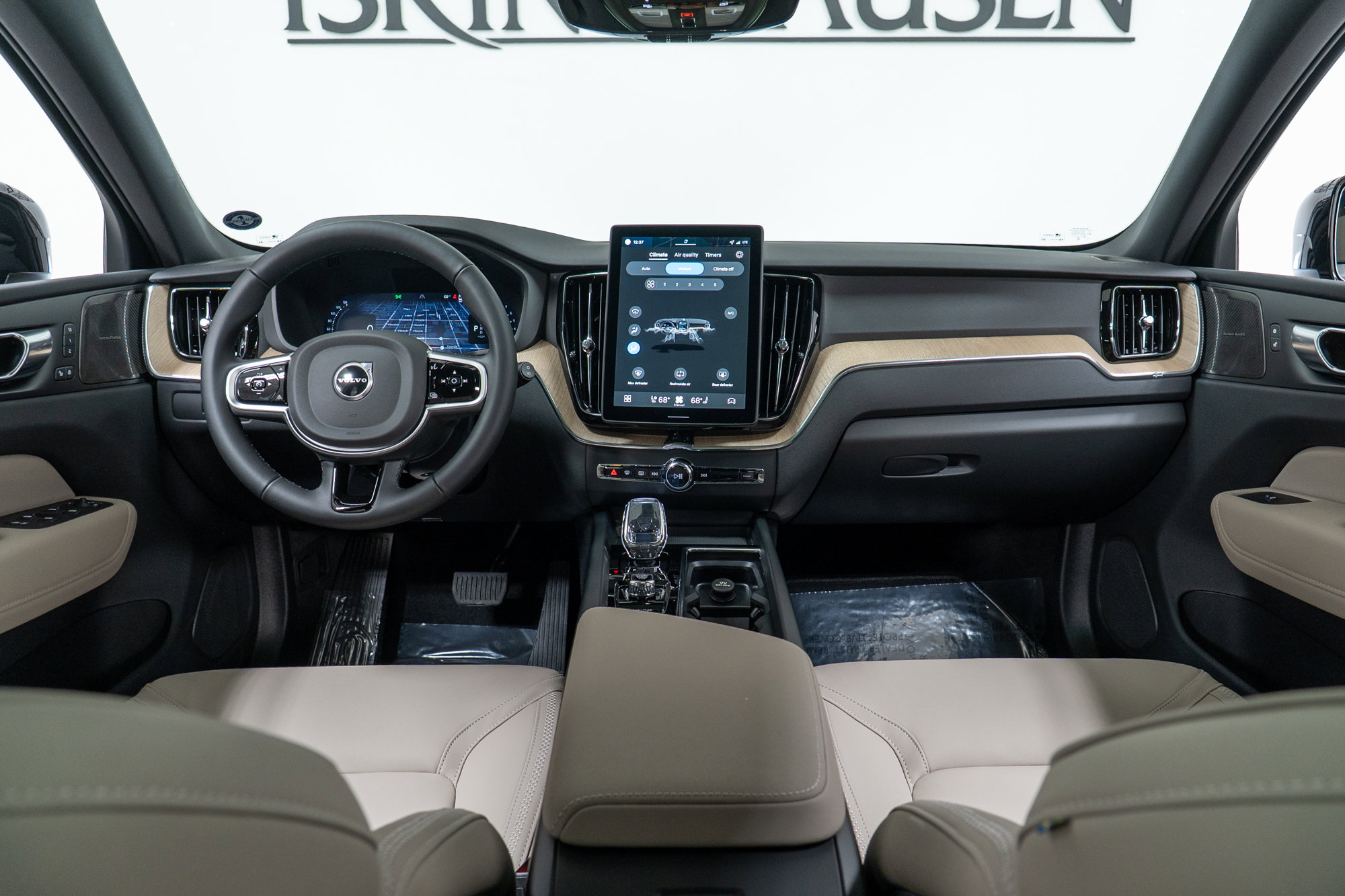 New 2026 Volvo XC60 B5 Plus w/ Climate Package image 15