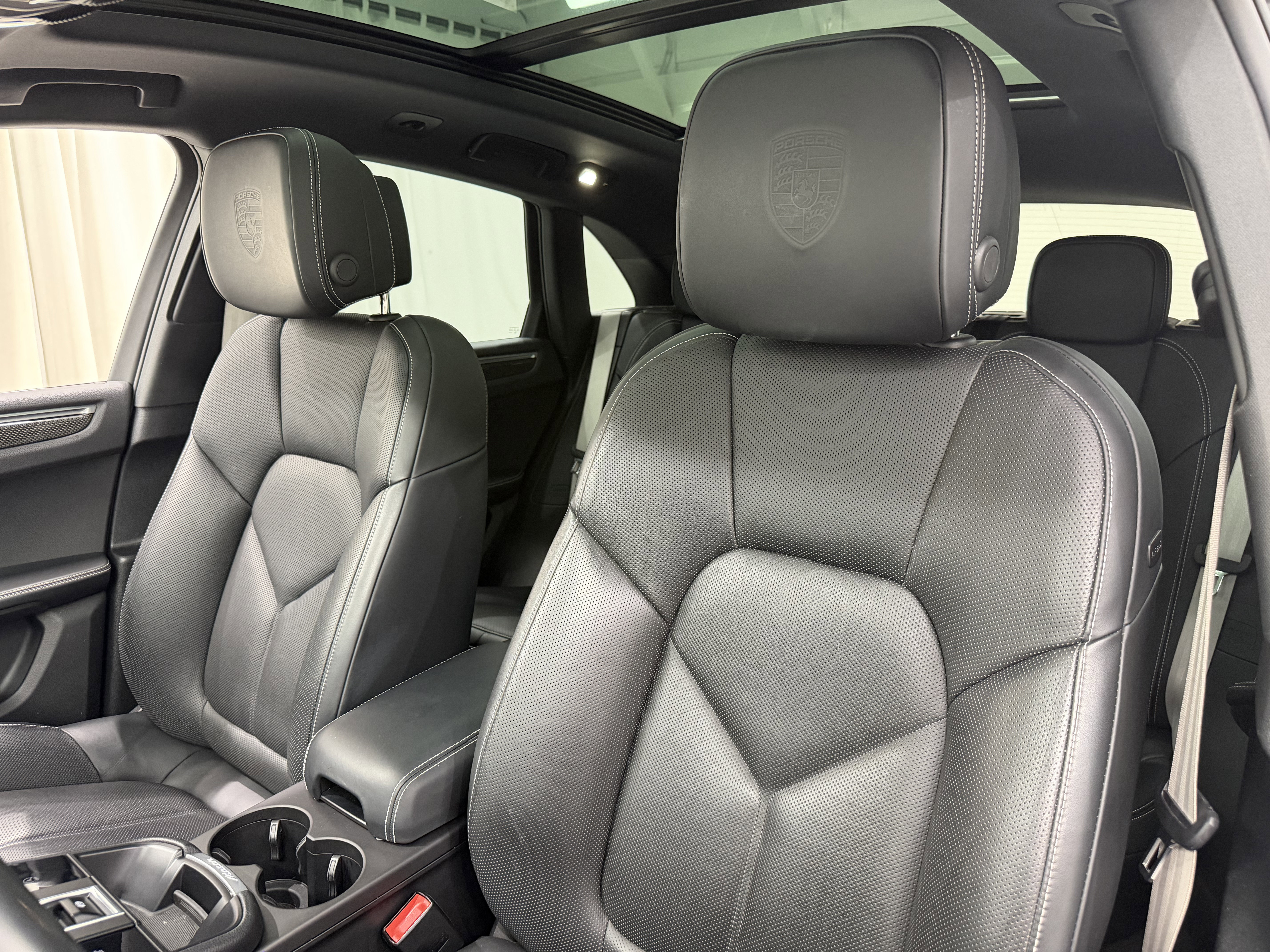 Certified 2022 Porsche Macan S AWD/4WD image 5