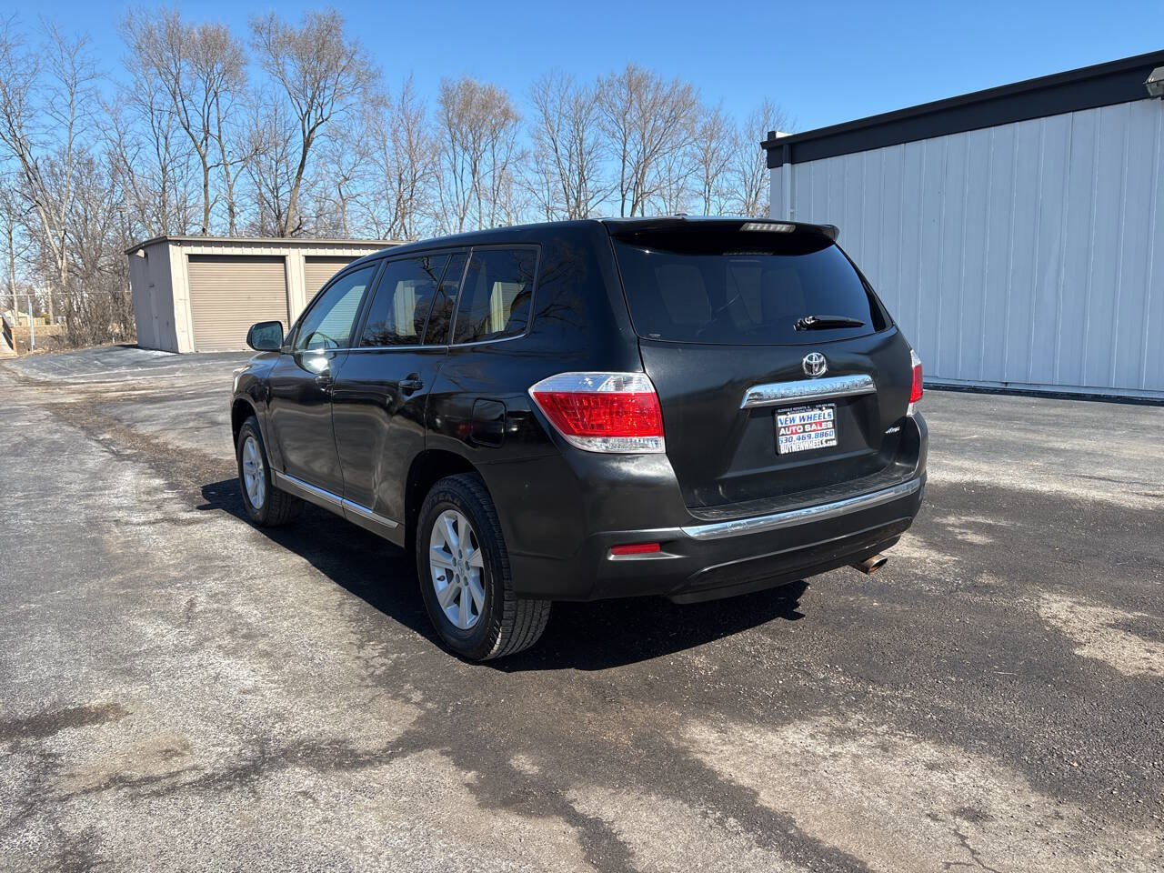 Used 2012 Toyota Highlander SE w/ Tow Pkg image 3