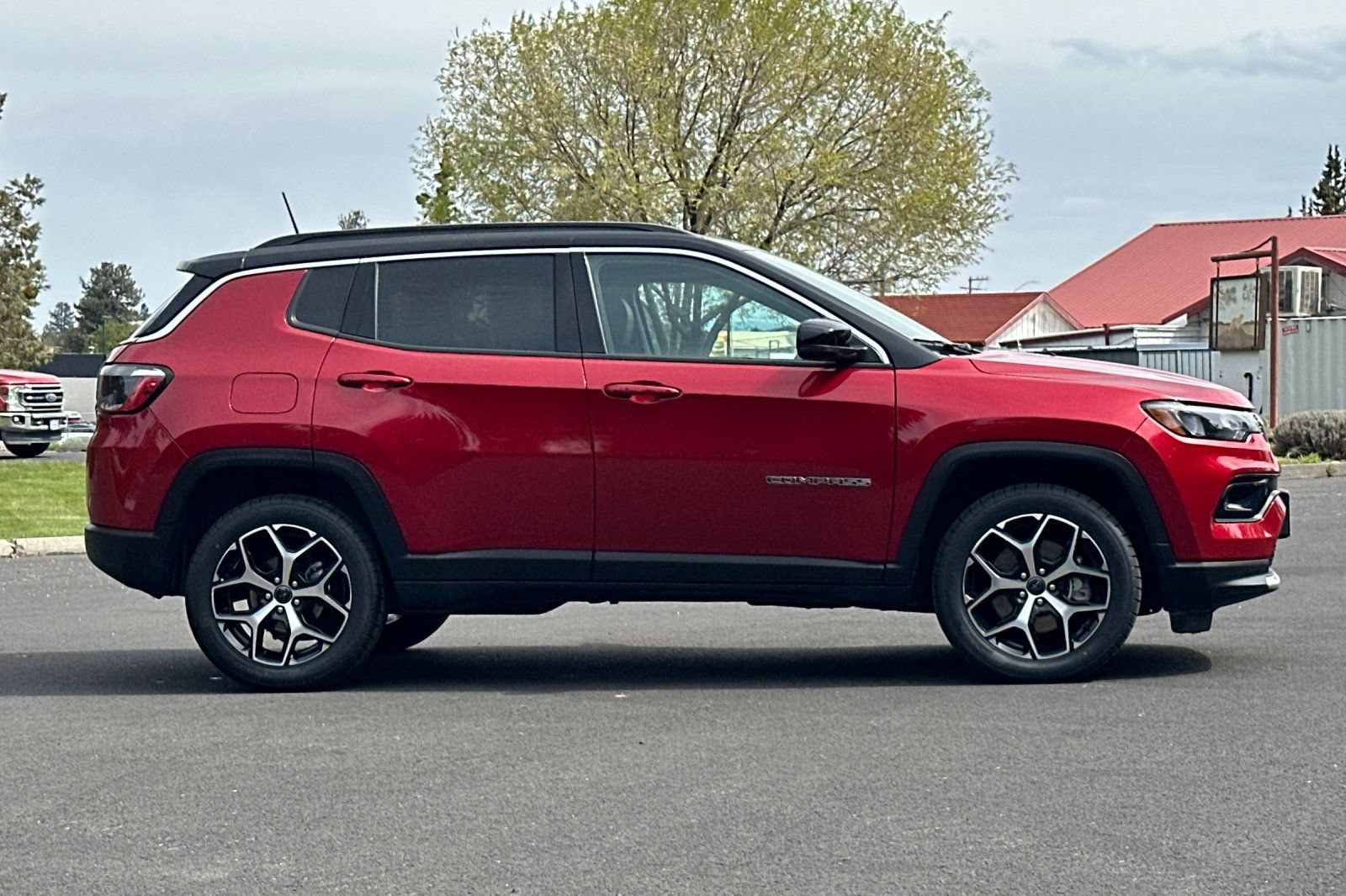 Used 2025 Jeep Compass Limited AWD/4WD image 3
