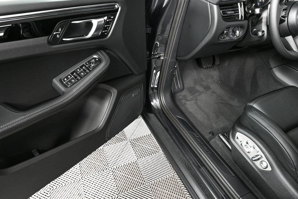Certified 2026 Porsche Macan AWD/4WD image 8