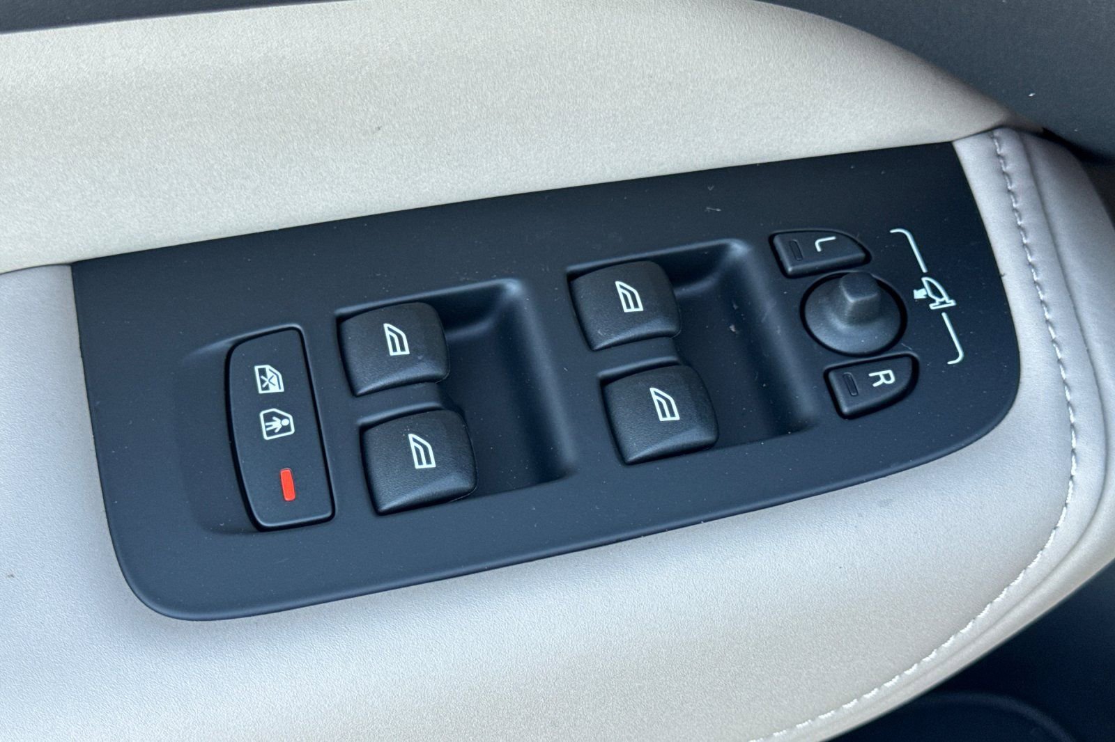 New 2026 Volvo XC60 B5 Plus w/ Climate Package image 15