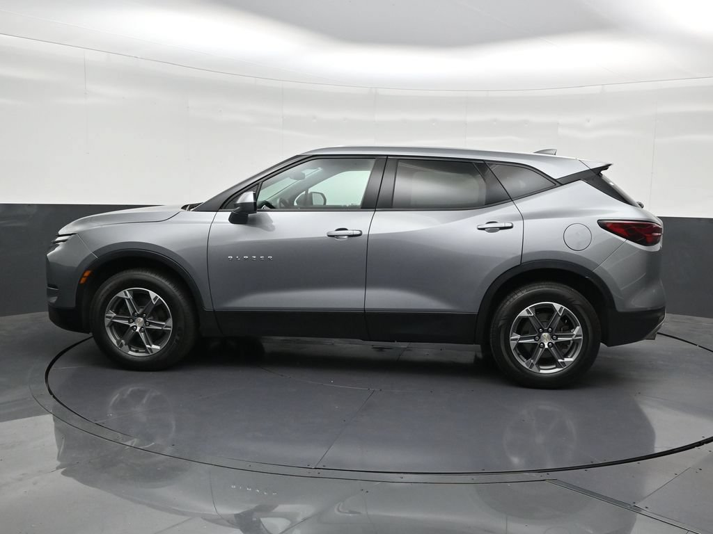 Used 2024 Chevrolet Blazer LT FWD image 2