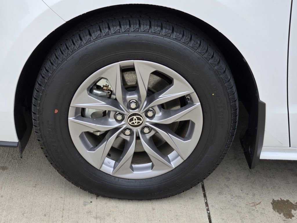 Used 2021 Toyota Sienna LE FWD image 7