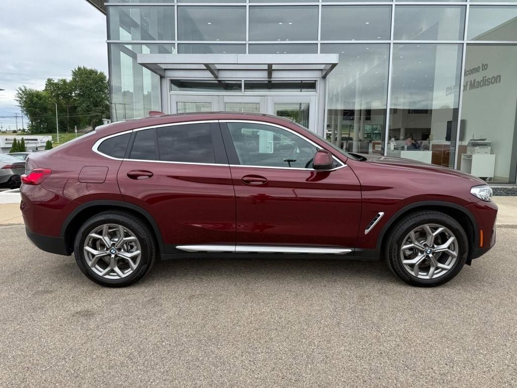 Used 2025 BMW X4 xDrive30i AWD/4WD image 2