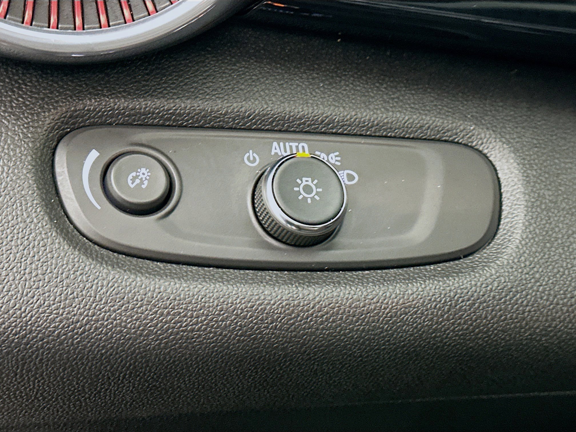 Used 2024 Chevrolet Trax RS w/ Sunroof Package image 16