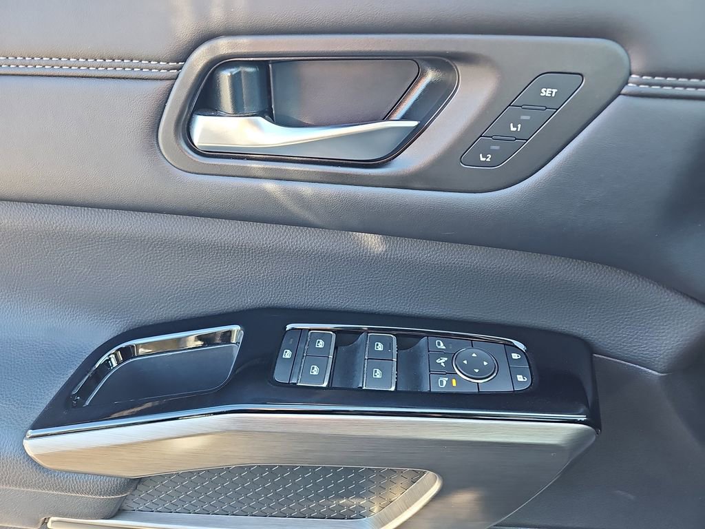 Used 2024 Nissan Pathfinder Platinum w/ Cargo Package image 33