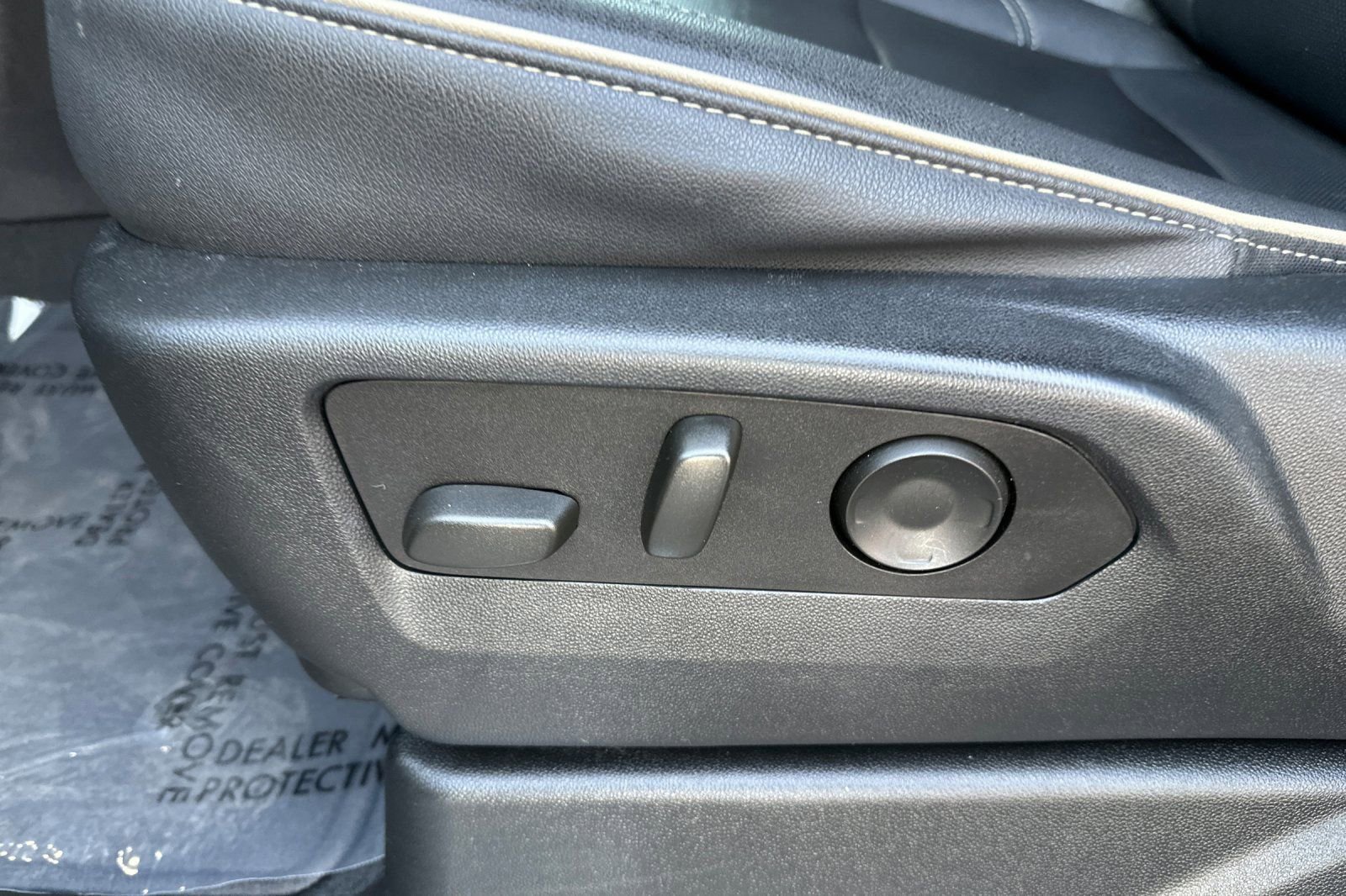 Used 2023 GMC Yukon SLT w/ SLT Luxury Package image 13