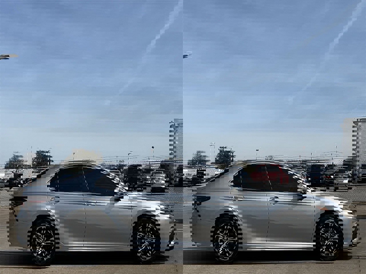 Used 2022 Toyota Camry SE w/ Convenience Package image 3