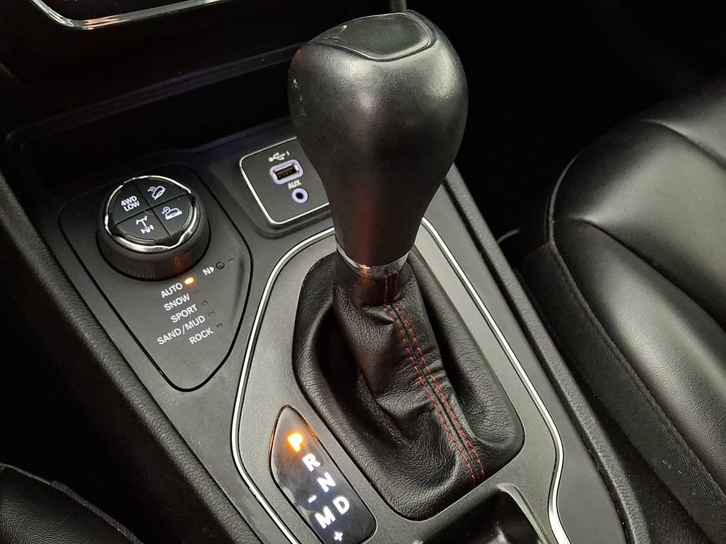 Used 2019 Jeep Cherokee Trailhawk w/ Cold Weather Group AWD/4WD image 16