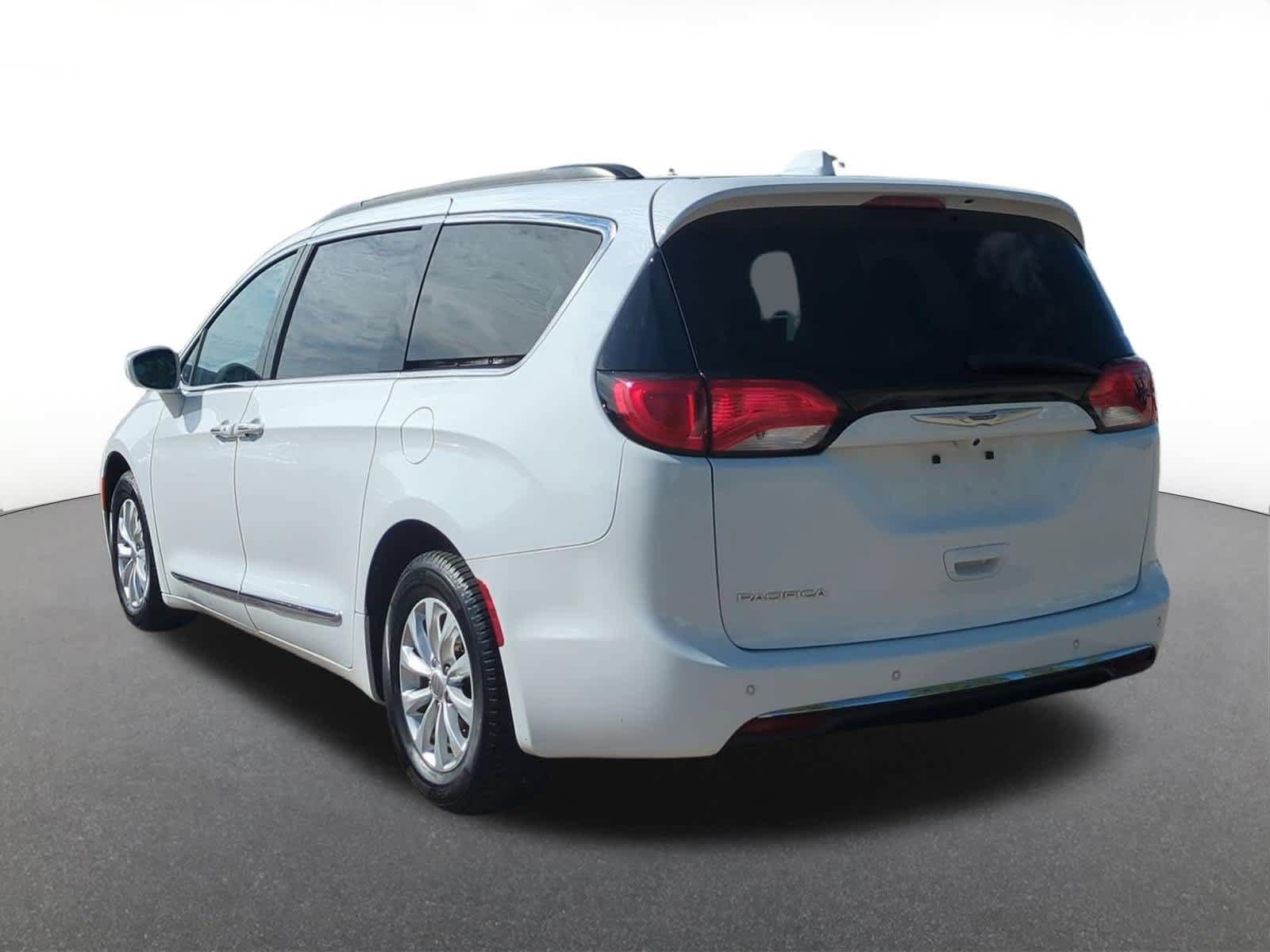 Used 2017 Chrysler Pacifica Touring-L FWD image 4