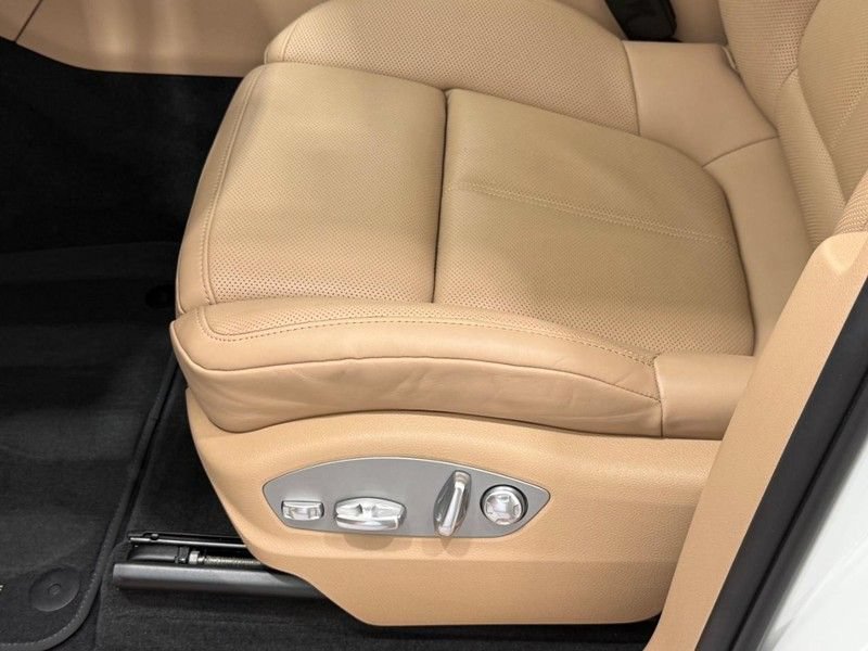 Certified 2025 Porsche Macan AWD/4WD image 27